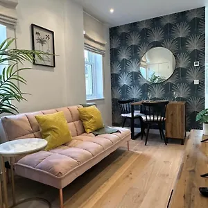  Apartment Contemporary Pied A Terre In The Heart Of