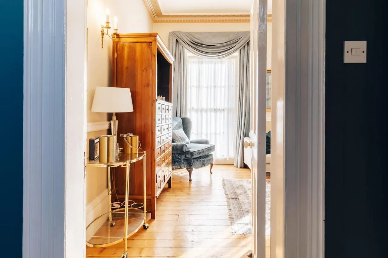 Central Townhouse With Garden & Free Parking Bath