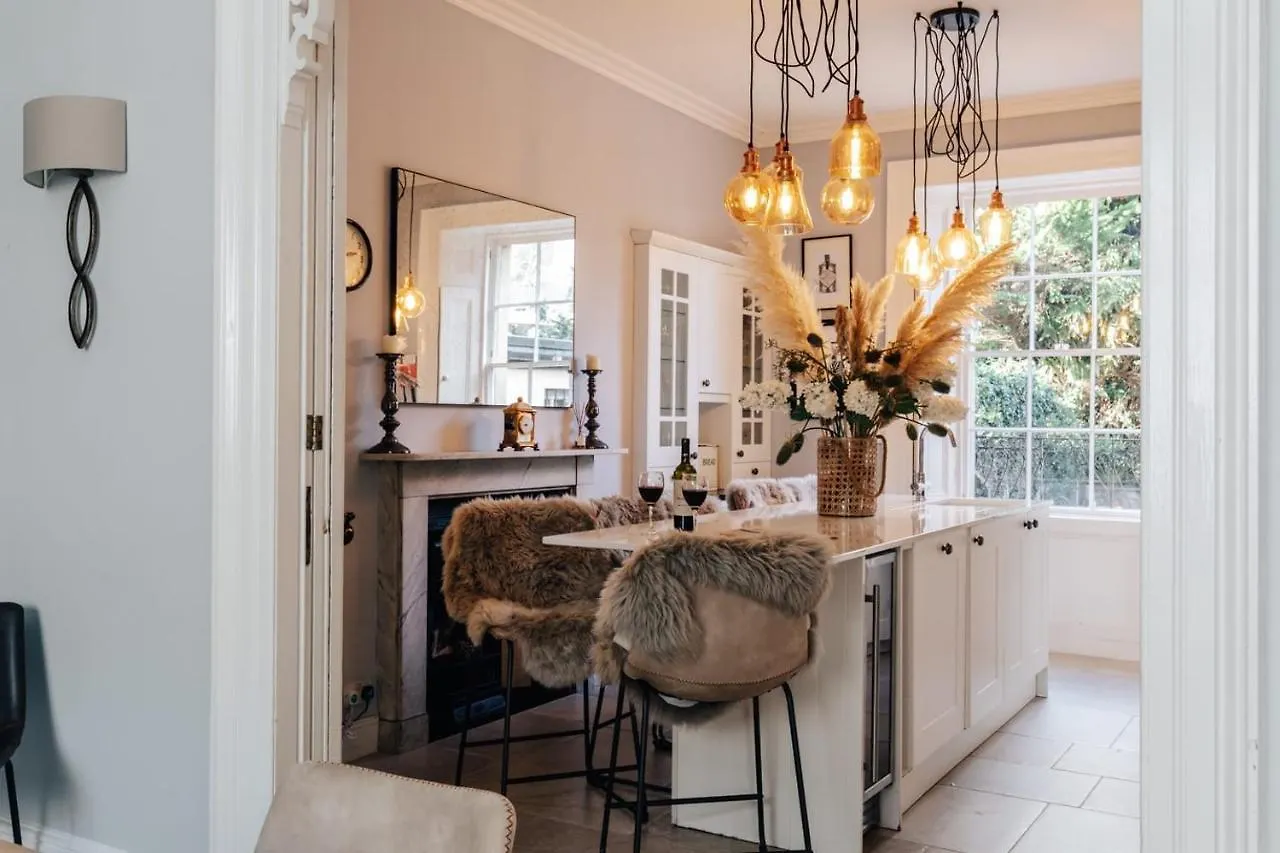 Central Townhouse With Garden & Free Parking Bath Holiday home