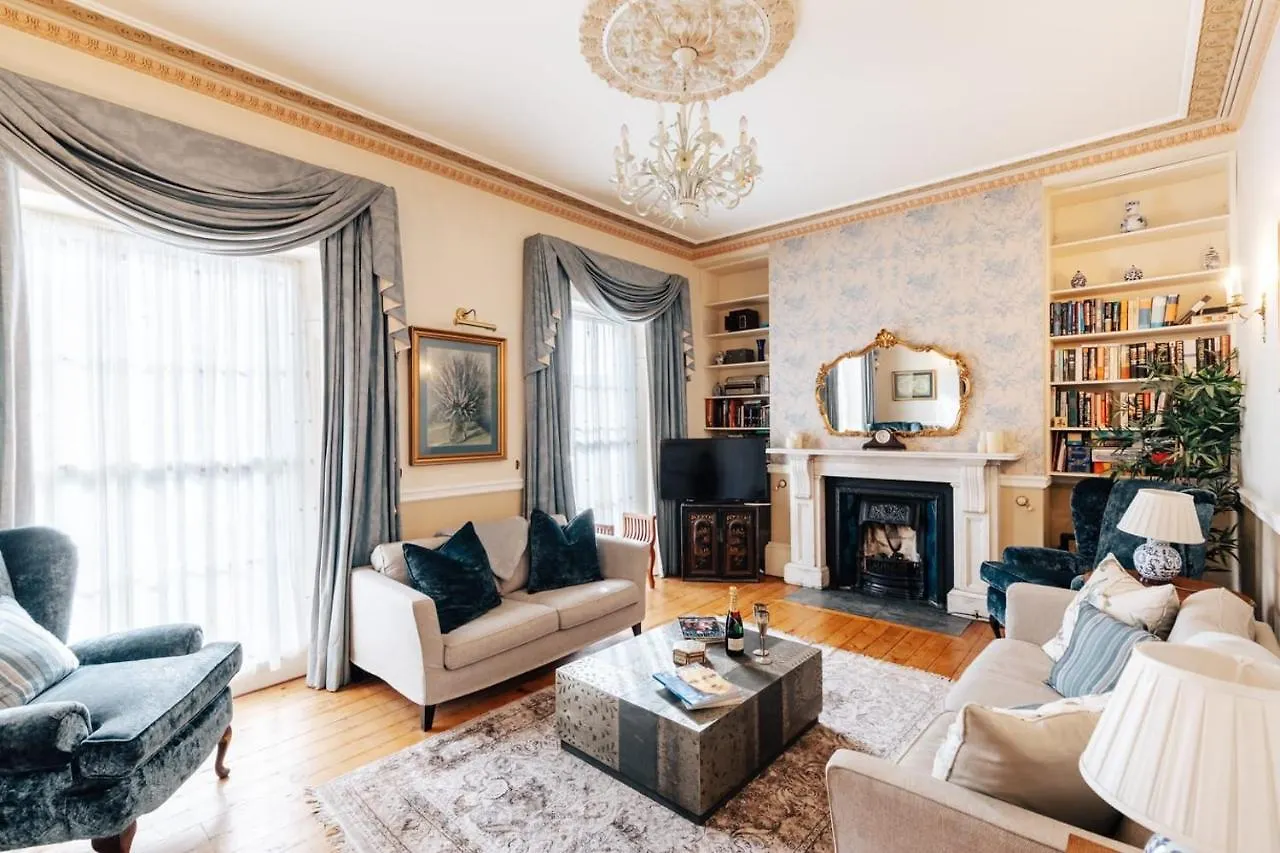 Central Townhouse With Garden & Free Parking Bath