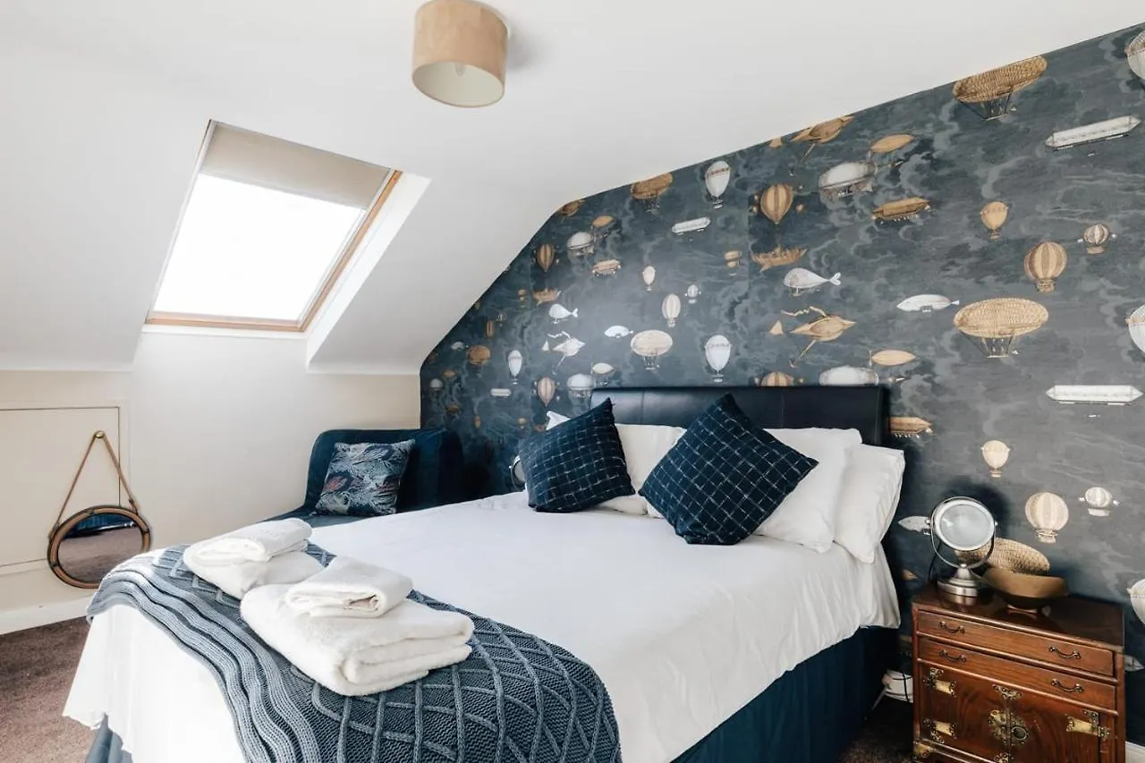 Central Townhouse With Garden & Free Parking Bath